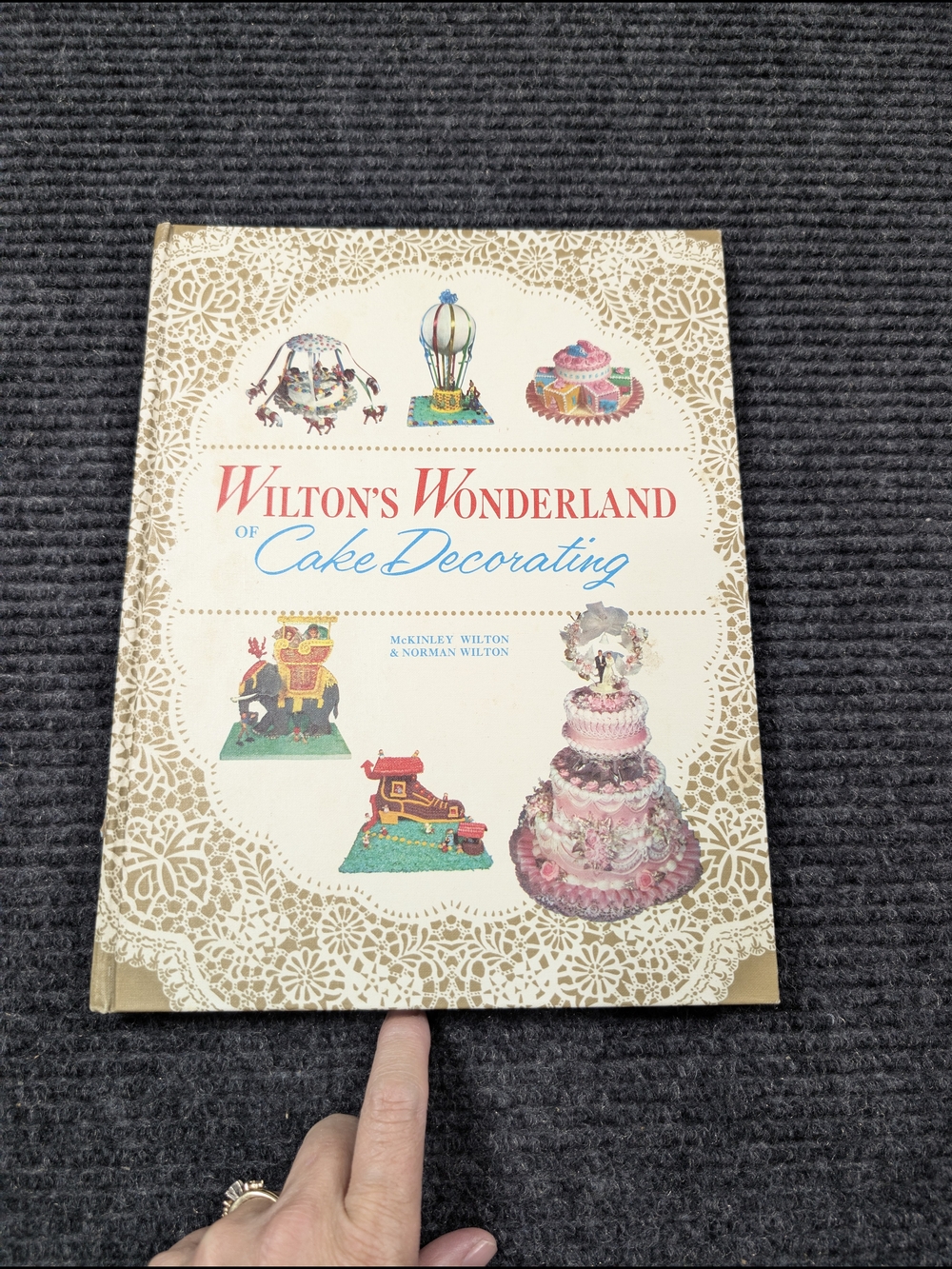 ✨ RARE 1960 1st Edition - Wilton’s Wonderland of Cake Decorating ✨*